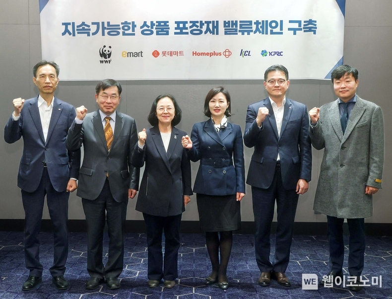 지난 2023년에 진행한 '지속가능한 상품 포장재 밸류체인 구축' 사업 업무협약식에 참여한 진주태 롯데마트·슈퍼 준법지원부문장(오른쪽에서 두번째) 모습 / 2025.03.06 (출처: 롯데마트)