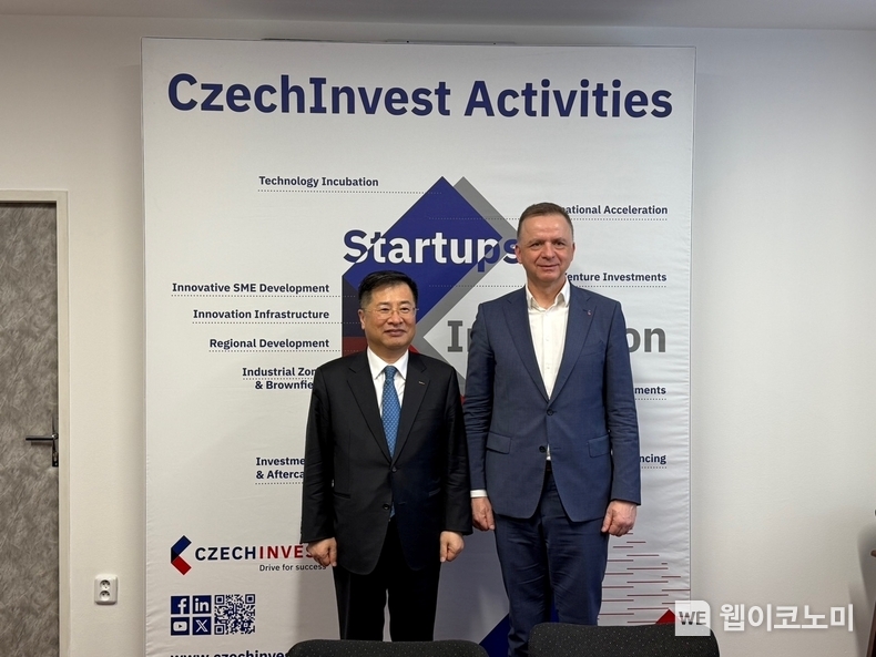 강경성 KOTRA 사장(왼쪽)과 얀 미할(Jan Michal) 체코 투자청 청장(오른쪽)이 기념사진을 촬영하고 있다. / 2025.03.09 (출처: KOTRA)