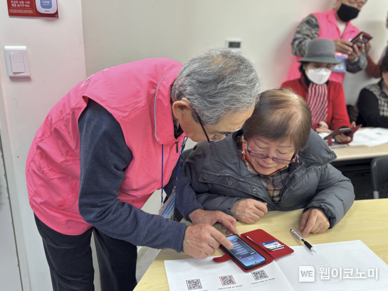 전년도 우수 수강생(왼쪽) 어르신이 보조강사로 활동하며 우리 어르신 IT 행복 배움교실 수업 수강생들을 돕고 있다. / 2025.03.10 (출처: 우리금융미래재단)