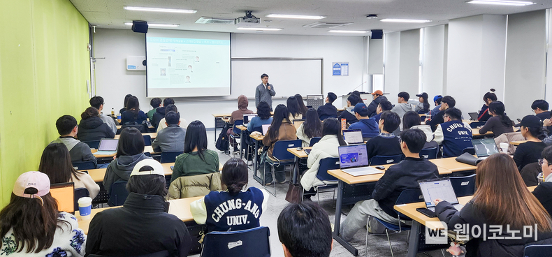 오경상 신보 정책금융 전문강사가 지난 7일 중앙대학교에서 금융인재 양성을 위한 정책금융 강의를 하고 있다. / 2025.03.11 (출처: 신용보증기금)
