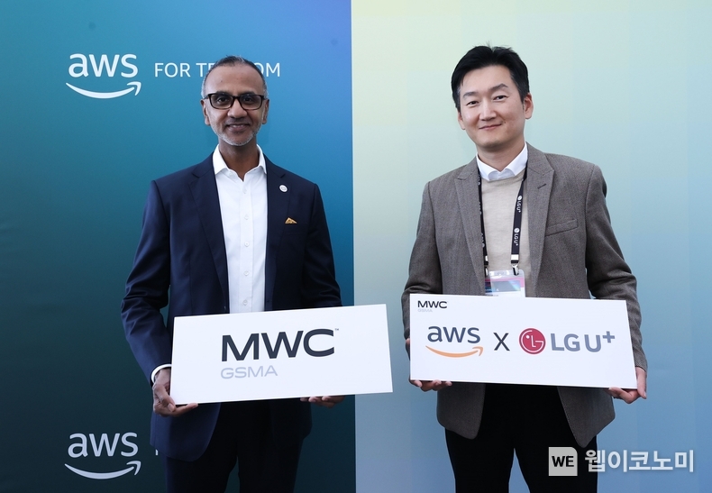 LG유플러스와 AWS는 스페인 바르셀로나 MWC25 현장에서 전략적 파트너십을 체결하고, 국내 AI 클라우드 생태계 조성을 위한 ‘AX얼라이언스’ 전략을 공동 추진키로 했다. 사진은 MWC25에서 진행된 업무협약식에 참석한 LG유플러스 권용현 기업부문장(오른쪽)과 AWS 젠스 나가라잔 아시아태평양 및 일본 통신 사업 총괄의 모습. / 2025.03.10 (출처: LG유플러스)