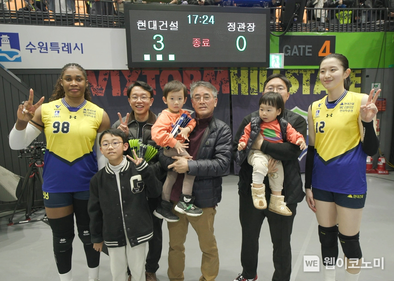 힐스데이를 맞아 수원 실내체육관을 찾은 힐스테이트 입주 고객들이 현대건설 배구단 모마(맨 왼 쪽), 이다현(맨 오른쪽) 선수와 함께 기념사진을 촬영하고 있다. / 2025.03.10 (출처: 현대건설)