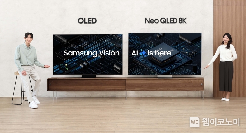 삼성전자 모델이 2025년형 AI TV 신제품 'Neo QLED 8K(85QNF990)'와 'OLED(83SF95)'를 체험하고 있다. / 2025.03.11 (출처: 삼성전자)