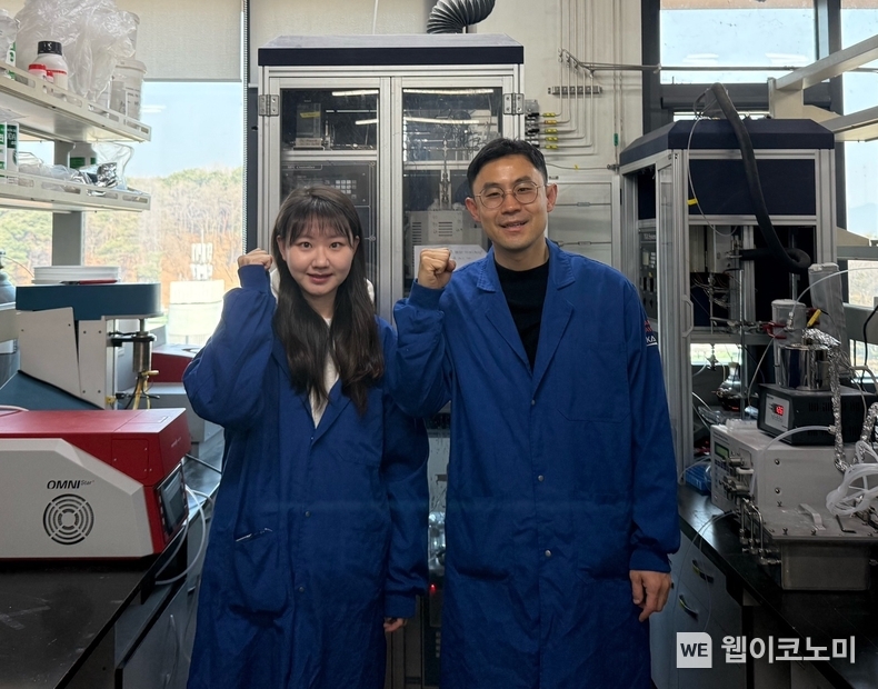 (왼쪽부터) KAIST생명화학공학과 백예준 박사과정, 최민기 교수. / 2025.03.11 (출처: KAIST)