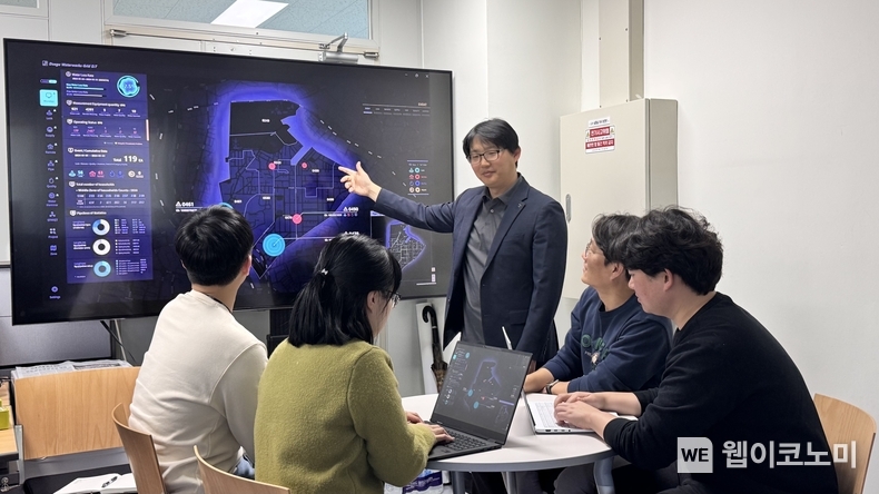 ETRI 연구진이 개발한 디지털트윈 기반 상수관망 관제시스템 관련으로 회의하는 모습. / 2025.03.12 (출처: 한국전자통신연구원)