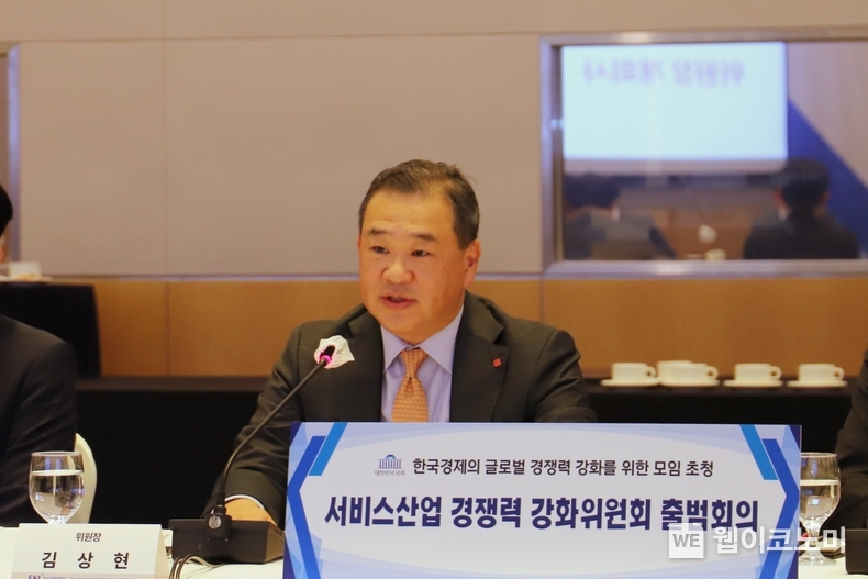 김상현 롯데쇼핑 대표이사 부회장이 12일 서울 영등포구에 위치한 FKI타워 컨퍼런스센터에서 한국경제인협회 '서비스산업 경쟁력 강화위원회' 출범회의 개회사를 하고 있다. / 2025.03.12 (출처: 롯데쇼핑)