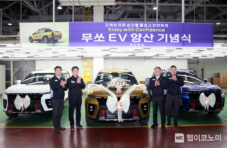 지난 11일 열린 ‘무쏘 EV’ 양산 기념식에서 임직원들이 기념 사진 촬영을 하고 있다. (왼쪽부터) 황기영 대표이사, 노철 노동조합 위원장, 곽재선 회장, 박장호 대표이사. / 2025.03.12 (출처: KG 모빌리티)