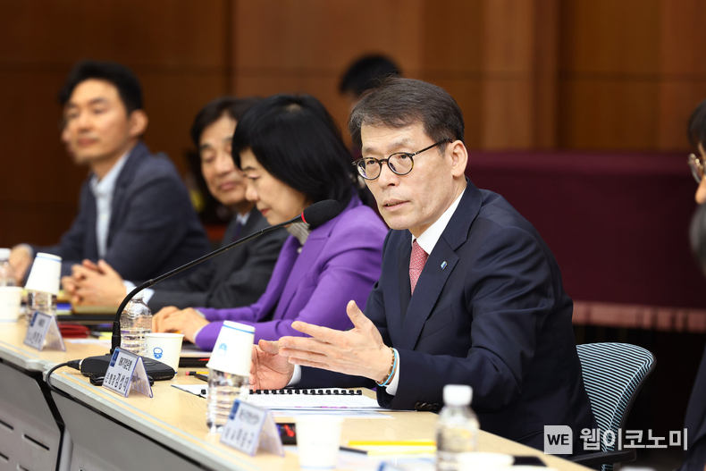 사진은 12일 성남상공회의소에서 열린 중소기업 현장 간담회에서 김성태 IBK기업은행장이 중소기업 대표들과 대화 하고 있는 모습. / 2025.03.12 (출처: IBK기업은행)