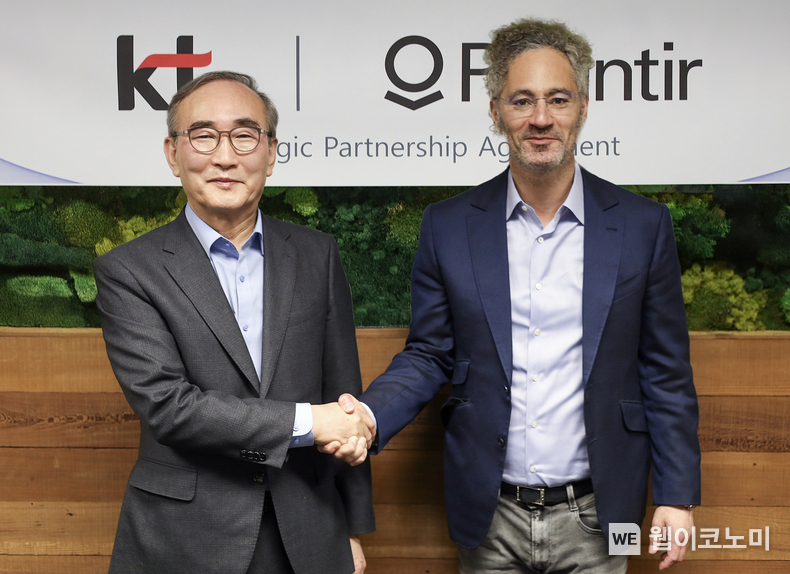 KT가 AI 플랫폼 기업 팔란티어와 12일(현지 시간) 미국에서 AX 사업 가속화를 위한 전략적 파트너십을 체결했다고 13일 밝혔다. 협약식에는 KT 김영섭 대표와 팔란티어 공동 창립자 겸 CEO 알렉스 카프가 참석했다. KT 김영섭 대표(왼쪽)와 팔란티어 공동 창립자 겸 CEO 알렉스 카프(오른쪽)가 12일(현지 시간) 미국에서 AX 사업 가속화를 위한 전략적 파트너십을 체결하고 기념 사진을 촬영했다. / 2025.03.14 (출처: KT)