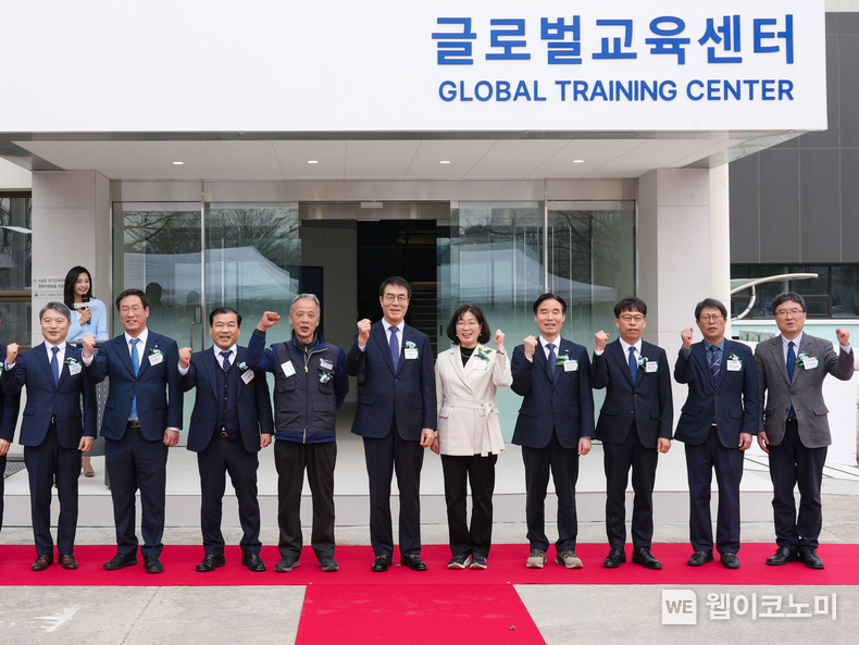 HD현대건설기계가 지난 12일 충북 음성에 산업전환 공동훈련센터를 개관했다. (사진 왼쪽 네번째부터) HD현대건설기계 노동조합 임영모 지회장, HD현대건설기계 최철곤 사장, 고용노동부 임영미 직업능력정책국장, 한국산업인력공단 김규석 능력개발이사. / 2025.03.14 (출처: HD현대건설기계)