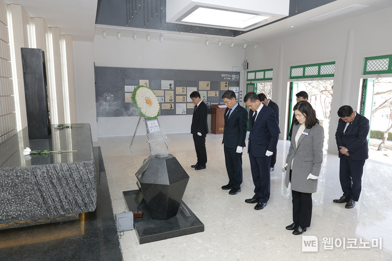 국립신암선열공원 참배. / 2025.03.15 (출처: iM뱅크)