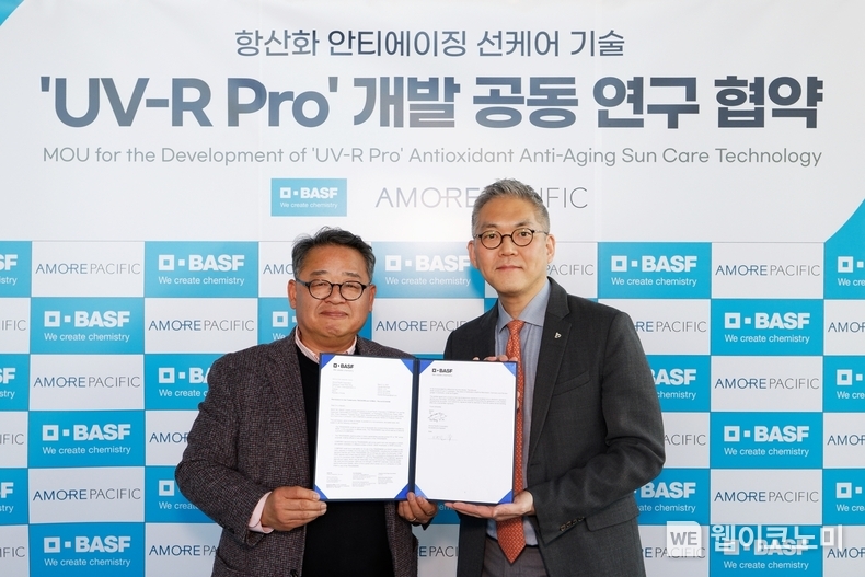 지난 13일 서울시 용산구 아모레퍼시픽 본사에서 열린 'UV-R Pro' 개발 공동 연구 협약식에 참가한 아모레퍼시픽 R&I센터 서병휘 CTO(사진 오른쪽), 한국바스프 케어케미컬 김대용 사업부장(사진 왼쪽). / 2025.03.15 (출처: 아모레퍼시픽)