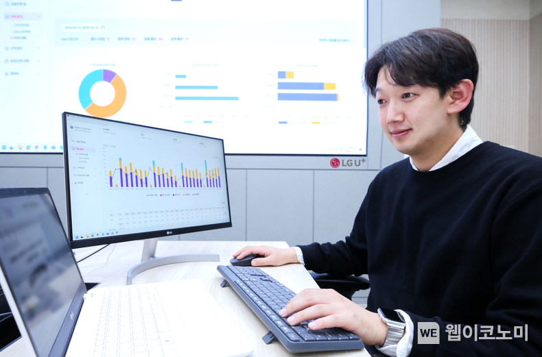 LG유플러스가 국내 통신사 최초로 홈 서비스 가입 고객을 위해 AI 기반 ‘고객 관계 관리(Customer Relationship Management, 이하 CRM)’ 시스템을 구축했다고 밝혔다. 사진은 LG유플러스 직원이 AI 기반 CRM을 활용하는 모습. / 2025.03.19 (출처: LG유플러스)