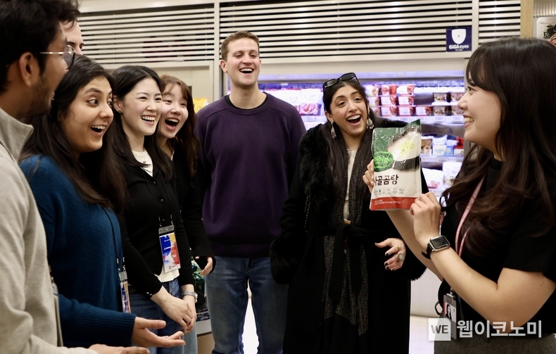 CJ제일제당 글로벌 인재 견학 프로그램을 통해 CJ제일제당센터를 방문한 컬럼비아대 MBA 과정 학생들이 CJ더마켓 매장에서 비비고 제품 설명을 듣고 있다. / 2025.03.23 (출처: CJ제일제당)