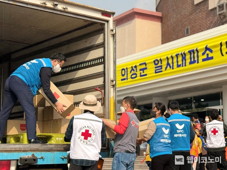 24일 SPC그룹 직원들이 의성군 일시대피소를 찾아 대한적십자사와 함께 구호물품을 전달하고 있다. / 2025.03.25 (출처: 대한적십자사)