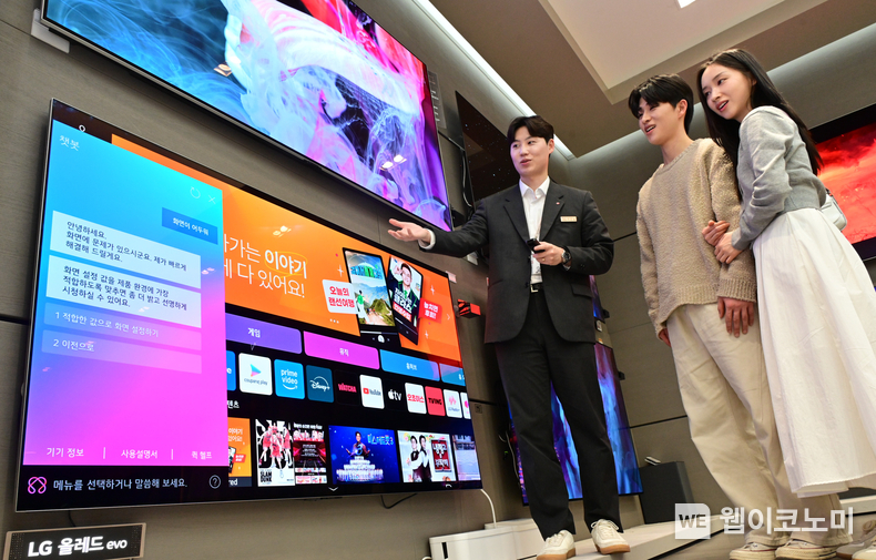 LG전자가 지난 달 27일부터 베스트샵 주요 매장에서 2025년형 올레드 TV 판매를 시작한 가운데, 모델이 AI 챗봇 기능을 이용하고 있다.<br>
/ 2025. 04. 07 (출처: LG전자) 