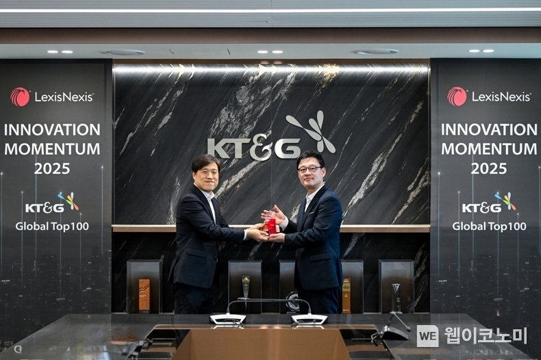 시상식에 참석한 한정호 KT&G NGP개발센터장(오른쪽)과 안형진 렉시스넥시스 한국영업대표(왼쪽)가 기념사진을 촬영하고 있다. / 2025. 04. 08 (출처: KT&G)