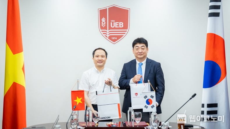 (오른쪽) 진성식 한컴 최고수익책임자(CRO) (왼쪽) 르 쭝 타잉(Le Trung Thanh) 국립경제대학교 총장. / 2025. 04. 09 (출처: 한글과컴퓨터)