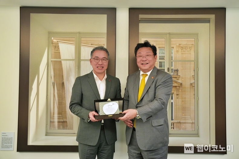 롯데백화점 정준호 대표가 서울 중구 소공동 롯데백화점 본사에서 저출생 반전에 기여한 공로로 주형환 저출산고령사회위원회 부위원장으로부터 감사패를 수여받는 모습 (왼쪽부터 롯데백화점 정준호 대표, 저출산고령사회위원회 주형환 부위원장) / 2025.04.09 (출처: 롯데백화점)
