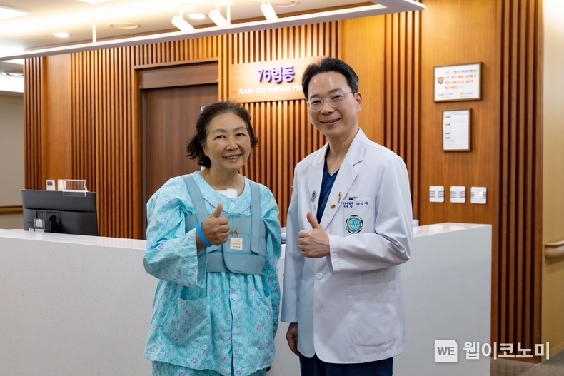김 모 씨(여, 69)가 급성 대동맥박리증 수술을 집도한 송석원 이대대동맥혈관병원장과 이대서울병원 76병동에서 기념촬영을 하고 있다. / 2025. 04. 10 (출처: 이화의료원)