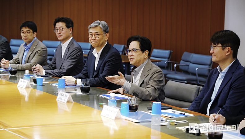  CJ그룹 이재현 회장(오른쪽에서 두 번째)이 일본 현지 관계자들과 간담회를 진행하고 있다. / 2025.04.10 (출처: CJ그룹)