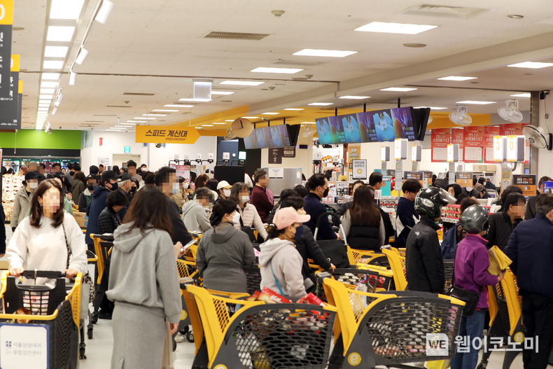 ‘랜더스 쇼핑페스타’는 4월4일부터 13일까지 진행됐다. 사진은 이 기간 이마트 용산점에 랜더스 쇼핑페스타를 맞아 계산을 위해 길게 늘어선 계산대 모습. / 2025.04.16 (출처: 신세계그룹)