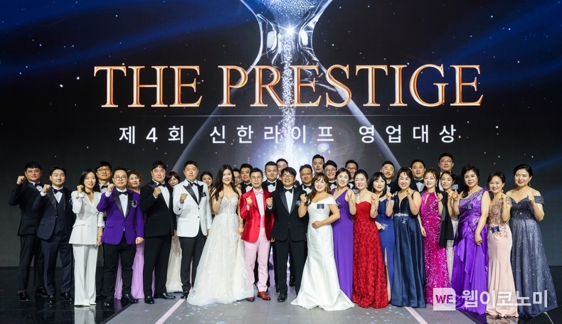 지난 17일 인천 인스파이어 엔터테인먼트 리조트에서 열린 ‘2025 신한라이프 영업대상’ 시상식에서 이영종 사장(앞줄 왼쪽에서 여덟 번째)이 수상자 및 관계자들과 기념 촬영을 하고 있다. (출처: 신한라이프) / 2025.04.21