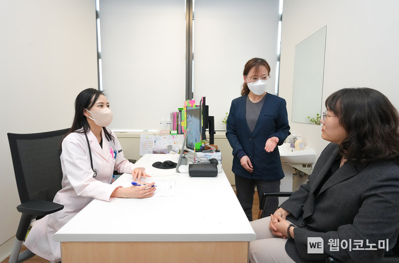 이달 중순 교보생명의 ‘간호사 병원동반 서비스’를 이용 중인 고객이 의료진의 설명을 듣고 있다. (출처: 교보생명) / 2025.04.22 