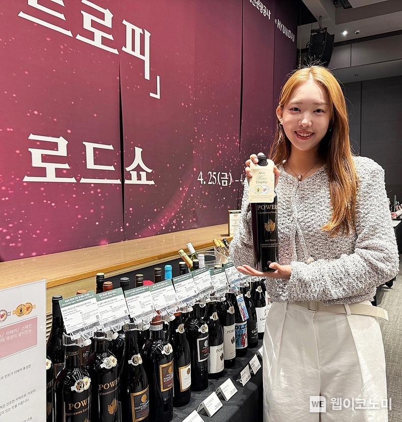 25일 오전 서울 강동구 현대백화점 천호점 13층 '아시아와인트로피 로드쇼'에서 직원들이 수상 와인을 소개하고 있다. (출처: 현대백화점) / 2025. 04. 25