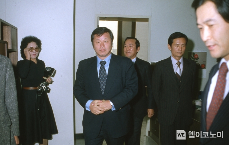 1980년 12월 최종현 SK 선대회장이 유공(現 SK이노베이션) 인수 후 첫 출근하여, 사무실에서 직원들과 인사를 나누고 있다. (출처: SK) / 2025.04.27