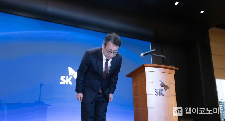 유영상 CEO가 2일 진행된 고객 보호 추가 조치 방안 설명회에서 사과하는 모습 (출처: SKT) / 2025.05.02