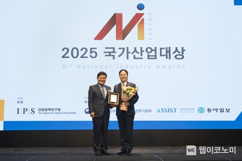  S-OIL 이영호 영업전략부문장(오른쪽)이 지난 4월 17일 열린 2025 국가산업대상 시상식에서 산업정책연구원 박기찬 원장과 기념 촬영을 하고 있다. (출처: S-OIL) / 2025.05.03 