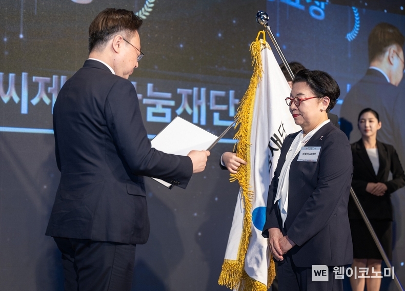 지난 2일 CJ나눔재단이 서울 중구 웨스틴 조선 서울호텔에서 진행된 ‘제103회 어린이날 기념식’에서 아동복지 증진에 기여한 공로로 ‘대통령 표창’을 수상한 가운데 민희경 CJ사회공헌추진단장(오른쪽)이 참석했다. (출처: CJ나눔재단) / 2025.05.04