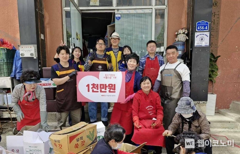 중소기업사랑나눔재단(이사장 손인국)의 중기(中企)연합봉사단은 지난 4월 25일 대전역 인근 무료급식소에서 1천만원 상당의 식자재 지원과 함께 노숙인 등 소외된 이웃을 위한 따뜻한 한 끼 나눔 봉사활동을 펼쳤다. (출처: 중기중앙회) / 2025.05.04