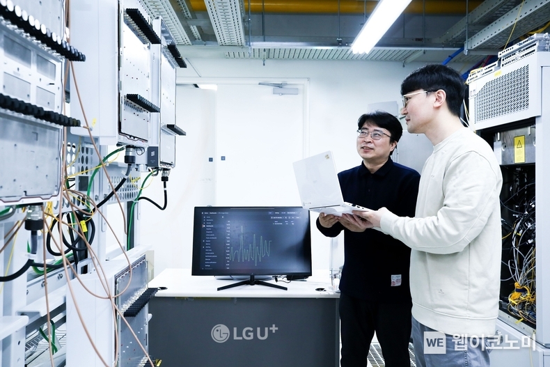 LG유플러스 임직원이 클라우드랜 AI 네트워크 자동화 기술을 검증하고 있다. (출처: LG유플러스) / 2025. 05. 06