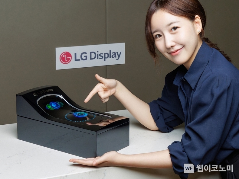 LG디스플레이 직원이 차량용 스트레처블 디스플레이를 소개하고 있다. (출처: LG디스플레이) / 2025. 05. 06<br>

