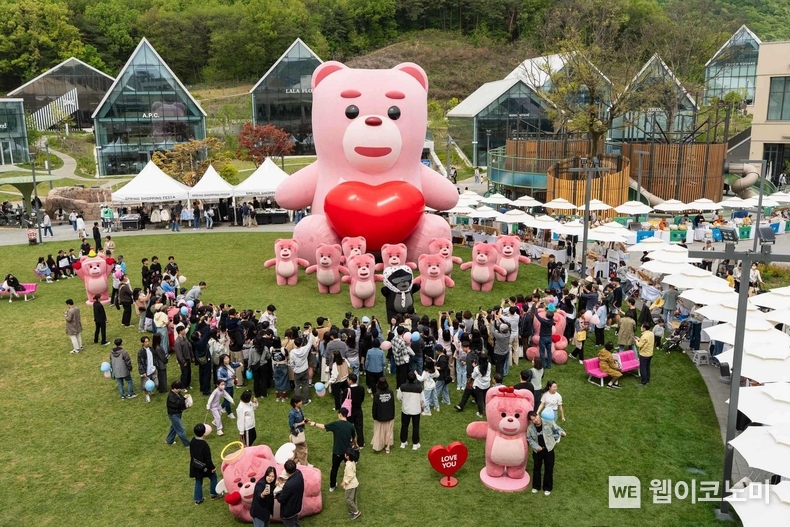 롯데홈쇼핑이 황금연휴를 맞아 의왕에서 진행중인 초대형 벨리곰 공공전시에서 벨리곰 퍼레이드 공연이 진행되고 있다. (출처: 롯데홈쇼핑) / 2025. 05. 06