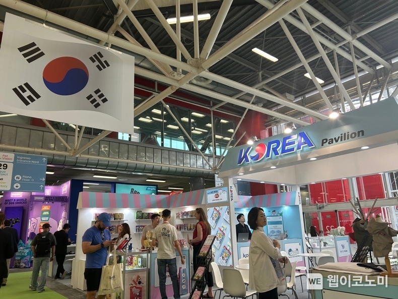 산업통상자원부와 KOTRA는 (사)한국펫산업수출협회와 함께 ‘이탈리아 볼로냐 반려동물용품 전시회(ZOOMARK)’에서 올해 처음으로 한국관을 구성·운영한다. 전시회 개막 당일 한국관의 모습. (출처: KOTRA) / 2025.05.06 