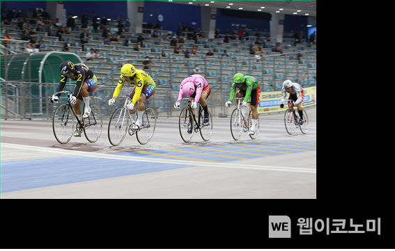 광명스피돔에서 열린 특선급 경주에서 임채빈(5번)과 정종진(2번)이 결승선 앞에서 경합을 벌이고 있다. (출처: 경륜경정본부) 2025. 05. 12