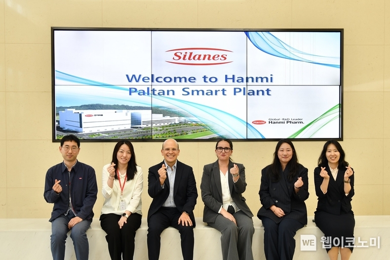 지난 7일 한미약품 팔탄 스마트플랜트를 방문한 한미약품 파트너사 실라네스(Laboratorios Silanes) BD팀이 견학을 마친 후 한미약품 관계자들과 함께 기념촬영을 하고 있다. .(출처: 한미약품) / 2025. 05. 14