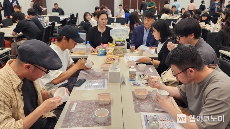 농협경제지주 직원들이 지난 13일부터 이틀 일본 도쿄에서 열리는 '25년 TOKYO K-FOOD FAIR'에서 일본 소비자를 대상으로 철원 오대쌀 시식행사를 진행하고 있다. (출처: 농협중앙회) / 2025.05.14