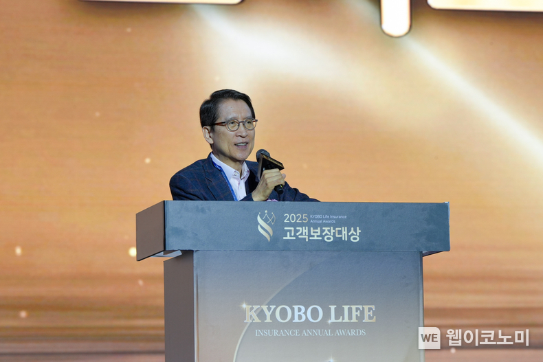 신창재 교보생명 대표이사 겸 이사회 의장이 9일 인천 연수구 송도컨벤시아에서 열린 ‘2025 고객보장대상 시상식’에서 격려사를 통해 고객보장에 힘쓴 컨설턴트들에게 감사와 응원을 전하고 있다. (출처: 교보생명) / 2025.05.14