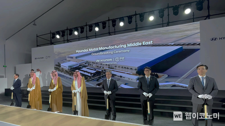 (왼쪽부터) 박원균 HMMME 법인장 상무, 아흐메드 알리 알수베이(Ahmed Ali Al-Subaey) HMMME 이사회 의장, 야지드 알후미에드(Yazeed A. Al-Humied) 사우디아라비아 국부펀드 부총재, 반다르 이브라힘 알코라예프(Bandar Ibrahim Al-Khorayef) 산업광물자원부 장관, 장재훈 현대차그룹 부회장, 문병준 주사우디아라비아 대한민국 대사 대리, 이한우 현대건설 대표이사 부사장이 현대차 사우디 생산법인(HMMME) 착공식에서 기념사진을 촬영하고 있다. (출처: 현대자동차) / 2025. 05. 15