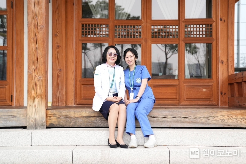 정성애 소화기내과 교수(왼쪽), 김재아 간호사(오른쪽). (출처: 이화의료원)/ 2025. 05. 15
