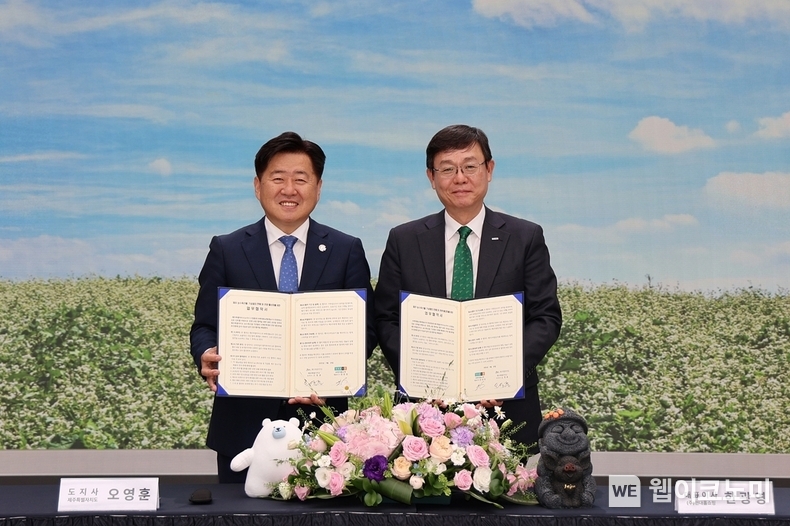 19일 오후 서울 강동구 현대홈쇼핑 본사에서 ‘제주 농수축산물·가공품 판매 및 관광 활성화’를 위한 업무협약(MOU)을 체결한 뒤 한광영 현대홈쇼핑 대표이사(사진 오른쪽)와 오영훈 제주도지사와 기념사진을 촬영하고 있다. (출처: 현대홈쇼핑) / 2025. 05. 20