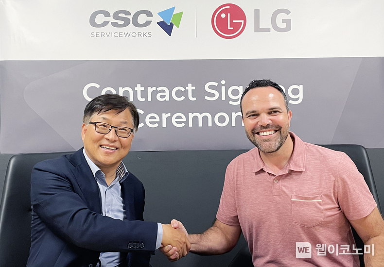 왼쪽부터 LG전자 미국법인 HS담당 김상용 전무, CSC 로드리고 카스텔라노스(Rodrigo Castellanos) CEO. (출처: LG전자) / 2025. 05. 21