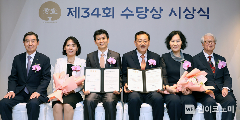 수당재단은 지난 20일 서울 소공동 롯데호텔에 제34회 수당상 시상식을 개최했다. (왼쪽부터) 수당재단 김윤 이사장, 한국과학기술원 이효철 교수 내외, 전북대학교 이중희 교수 내외, 진정일 수당상 운영위원장. (출처: 삼양그룹) / 2025.05.22
