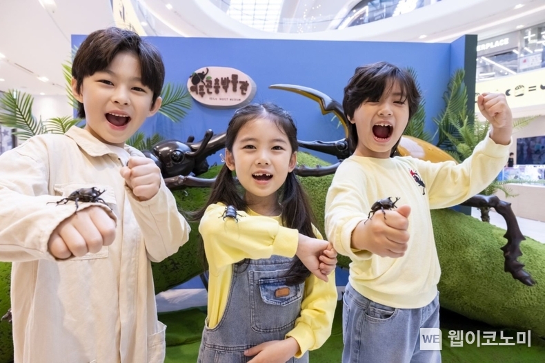 스타필드 고양에서 열린 여주곤충박물관의 팝업스토어 ‘신비한 곤충랜드(5/23~6/8)’에서 어린이 모델들이 곤충과 함께 기념 사진을 촬영하고 있다. (출처: 신세계프라퍼티 스타필드) / 2025.05.24