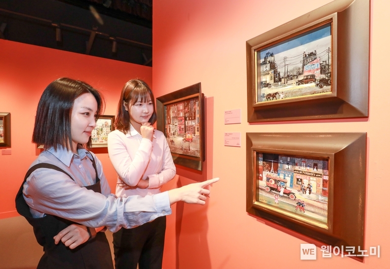25일 오전, 서울 강남구에 위치한 현대백화점 무역센터점 10층 문화홀에서 진행 중인 미셸 들라크루아 특별전 '영원히, 화가'에서 고객들이 전시를 관람하고 있다.. (출처: 현대백화점) / 2025. 05. 25