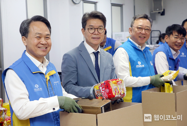 지난 12일 서울 성동구 성동노인종합복지관에서 (사진 왼쪽부터)진옥동 신한금융그룹 회장, 정원오 성동구청장, 정상혁 신한은행장, 이영종 신한라이프 사장이 생필품 세트를 제작하고 있다. (출처: 신한금융) / 2025.05.25 